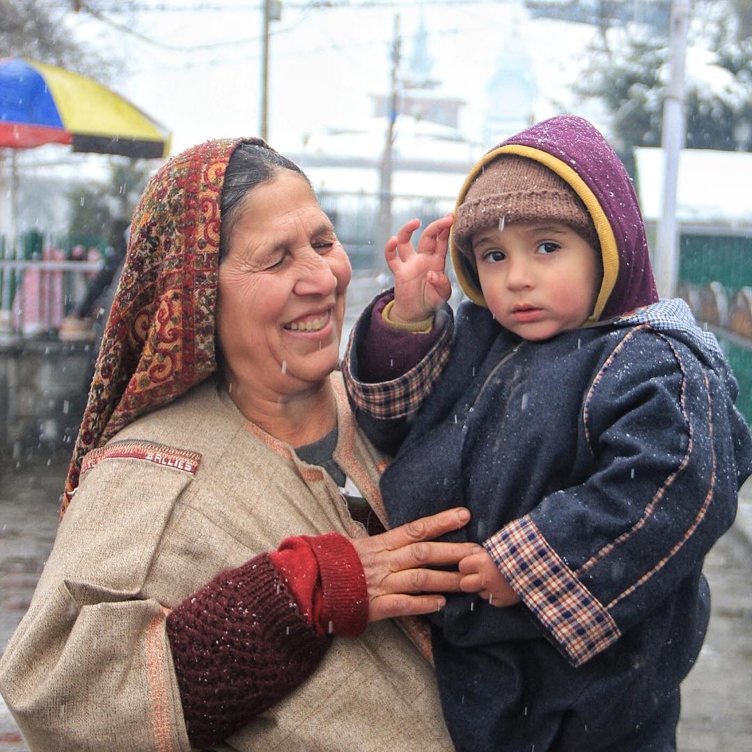 kashmiri woman withkid greaterkashmir amir