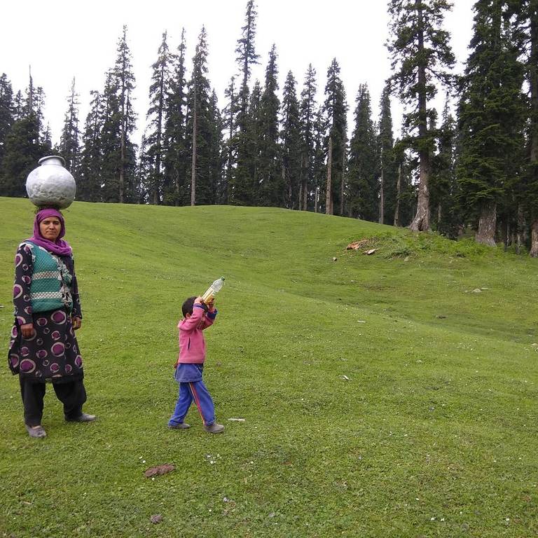 rsz kashmiri woman kid