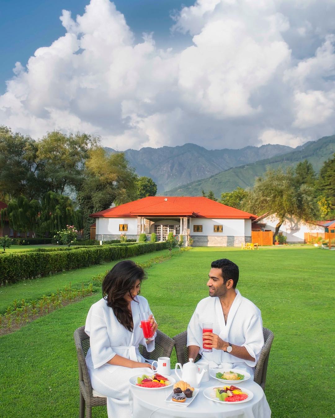 couple honeymoon kashmir