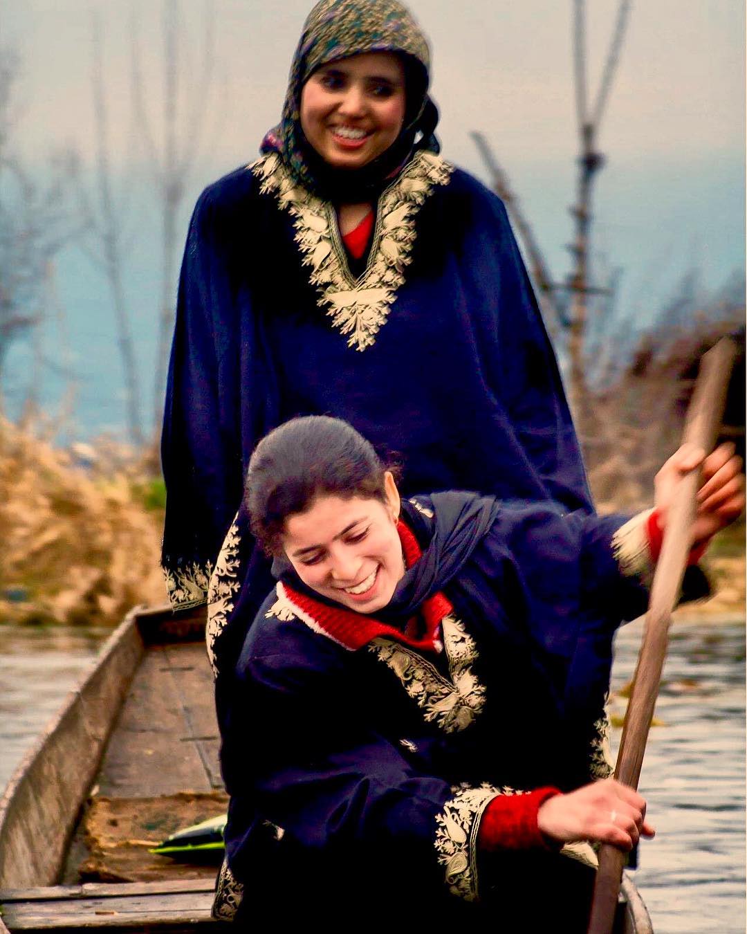 kashmir dal lake woman