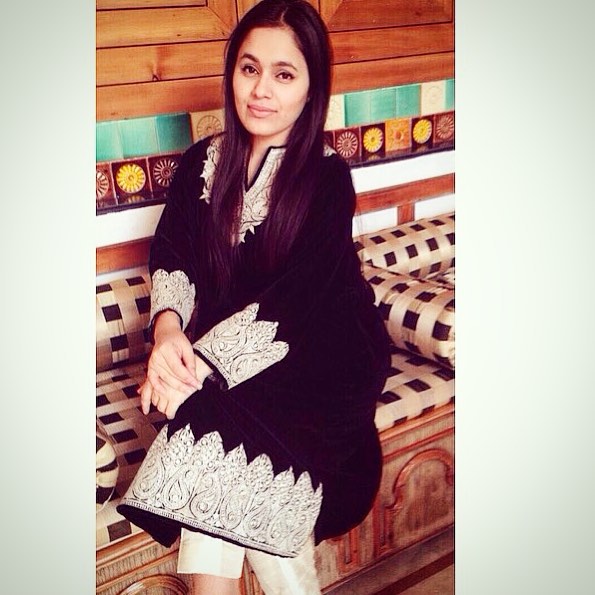 Kashmiri Tilla Embroidery in Pictures 45 kashmiri pretty pheran lady