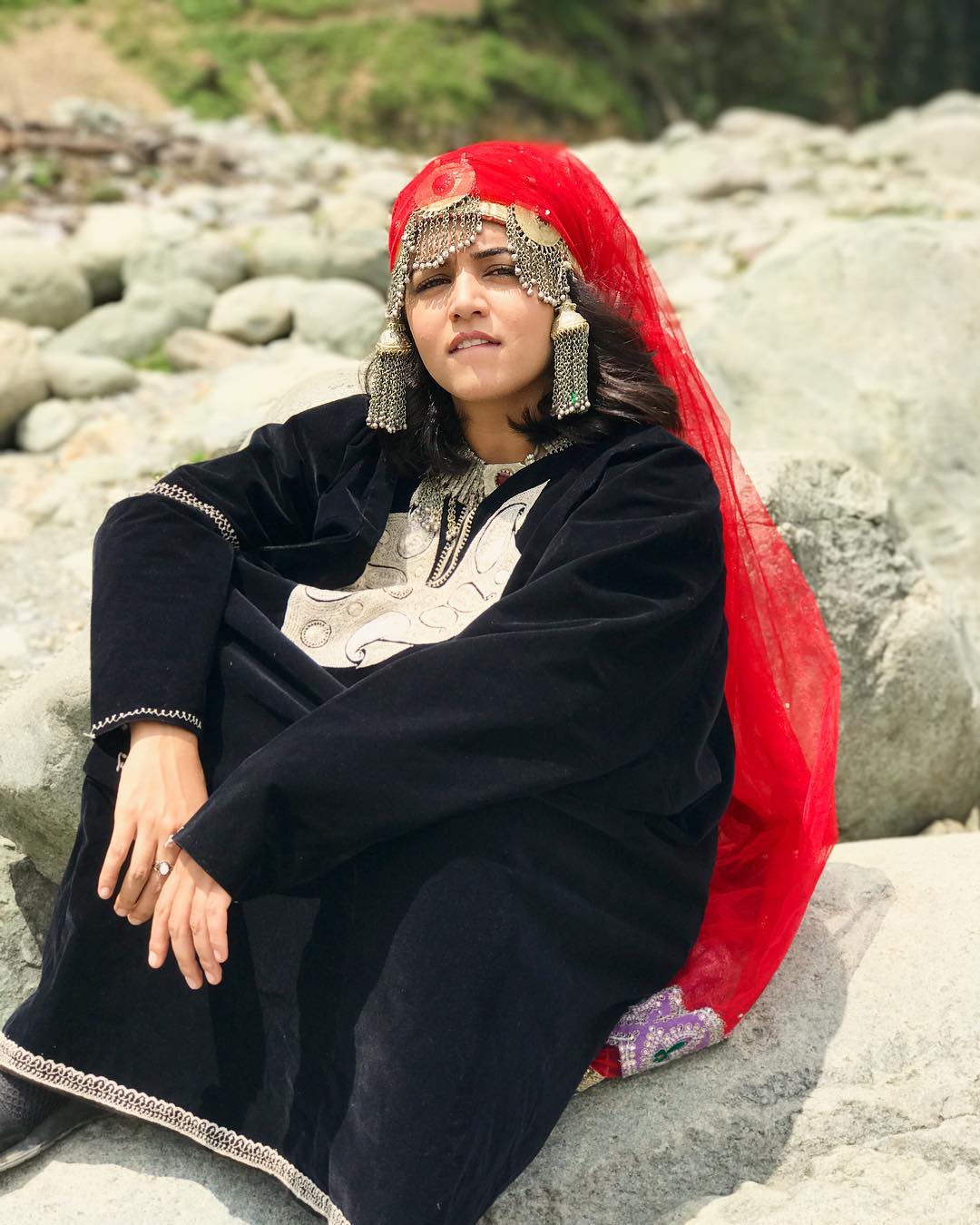 Kashmiri Tilla Embroidery in Pictures 49 tourist kashmir dressing