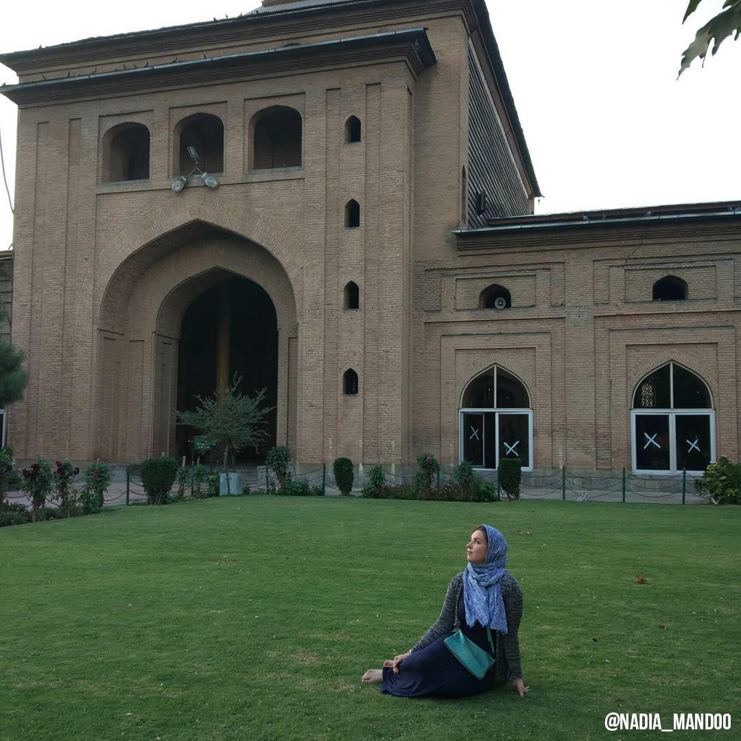 woman mosque kashmir muslim