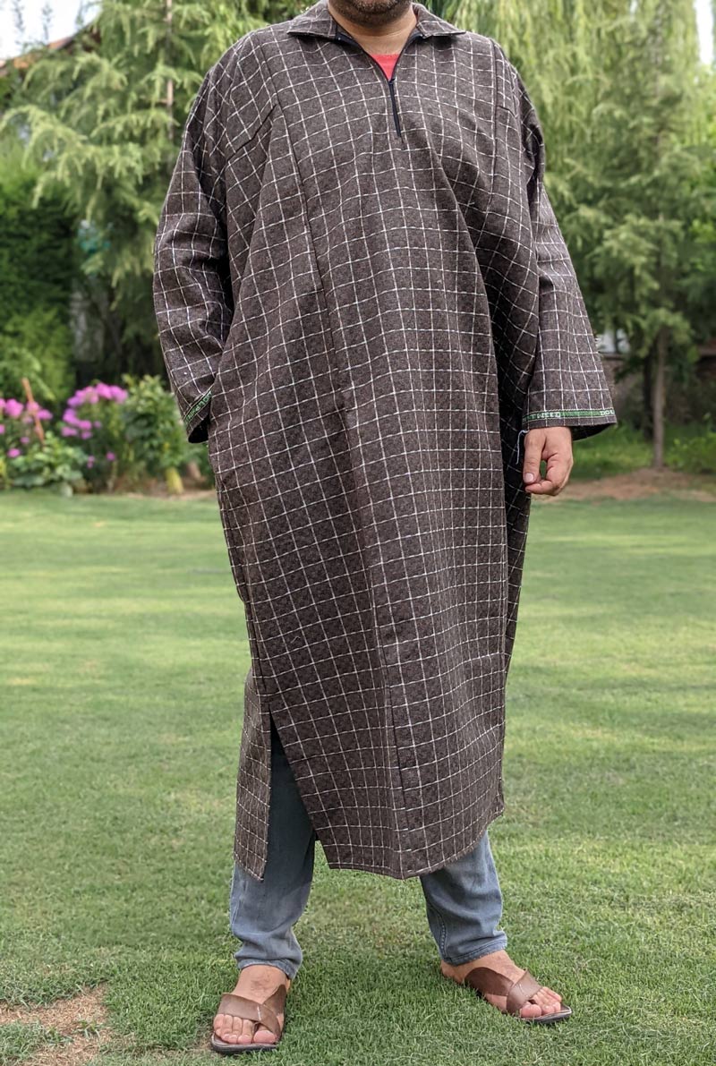 A young boy dressed in Kashmiri attire and holding a sword Stock Photo -  Alamy