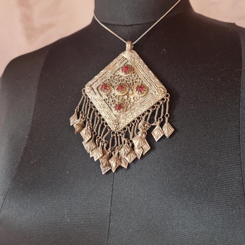 kashmiri trationl pendant jewelley with stone