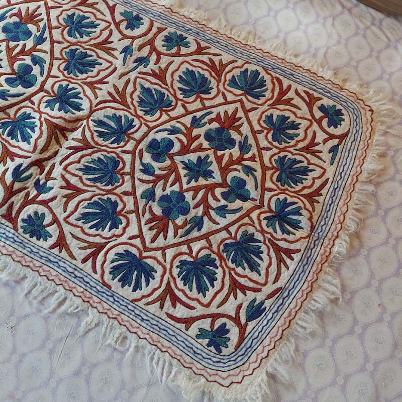 chinar design aari rug made in kashmir 13