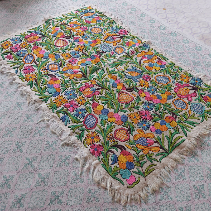 kashmiri namda rug handmade decor wool gyawun srinagar traditional 89