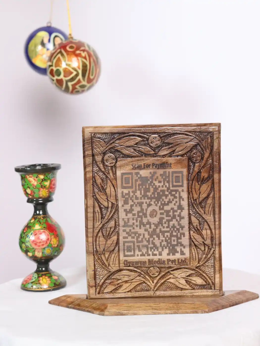 8TURN WhosfanCafe QR認証 フォトカード ユンソン Personalized Wooden Payment QR Code Stand | Hand Carved in